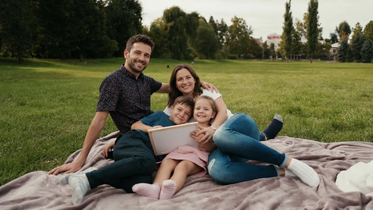 Familia sonriente disfrutando del día